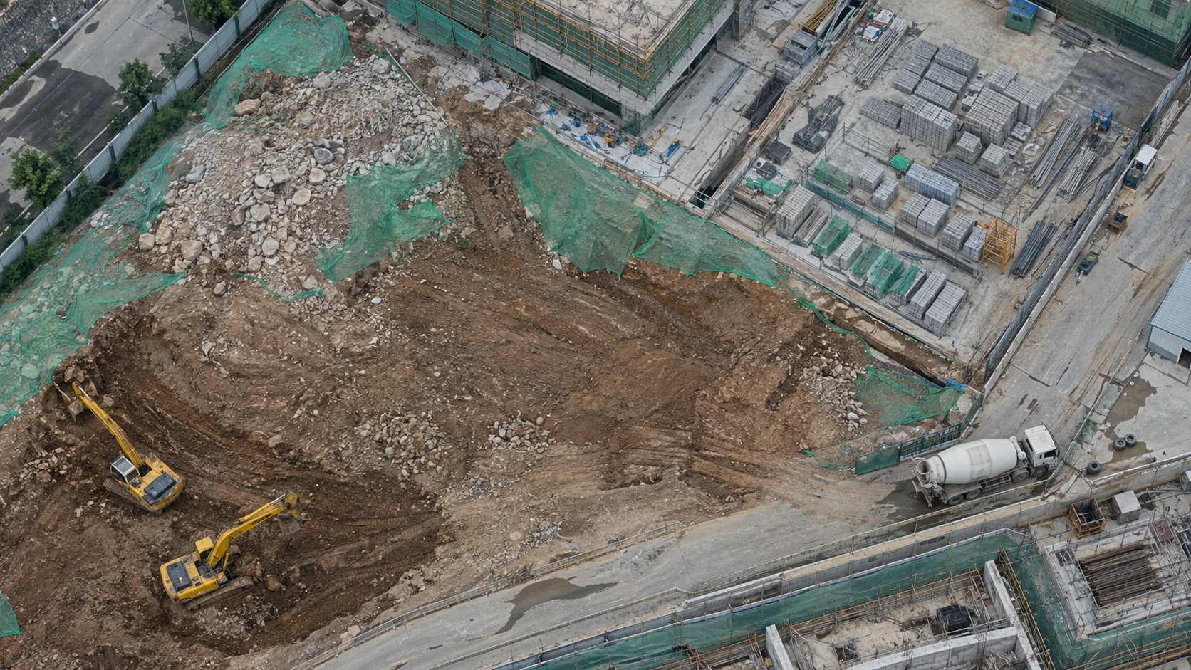 建筑垃圾与物料堆放巡查：独立无人机航拍场景与红色目标标注示意