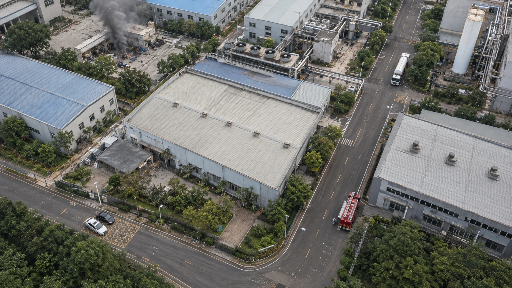 消防通道与登高面占用巡查：独立无人机航拍场景与红色目标标注示意