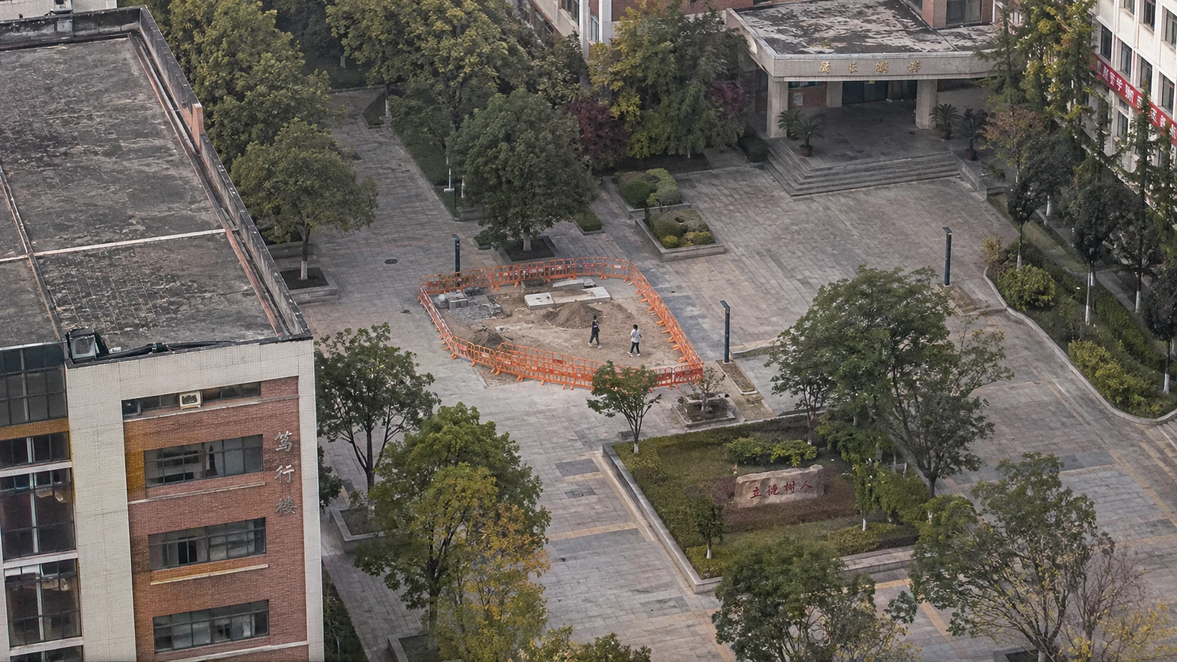 校园周界与禁入区域闯入巡查：独立无人机航拍场景与红色目标标注示意