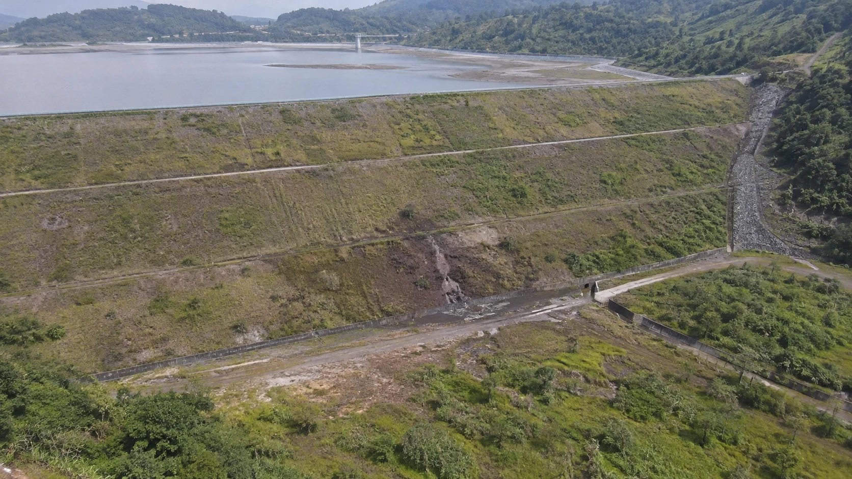 坝脚湿斑与渗流线索巡查：独立无人机航拍场景与红色目标标注示意