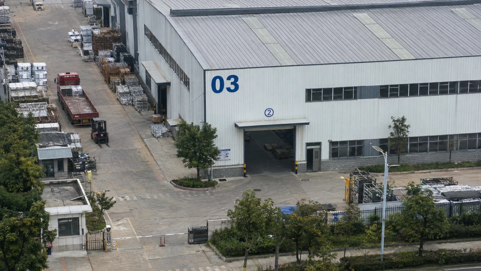 文字 OCR 识别：独立无人机航拍场景与红色目标标注示意