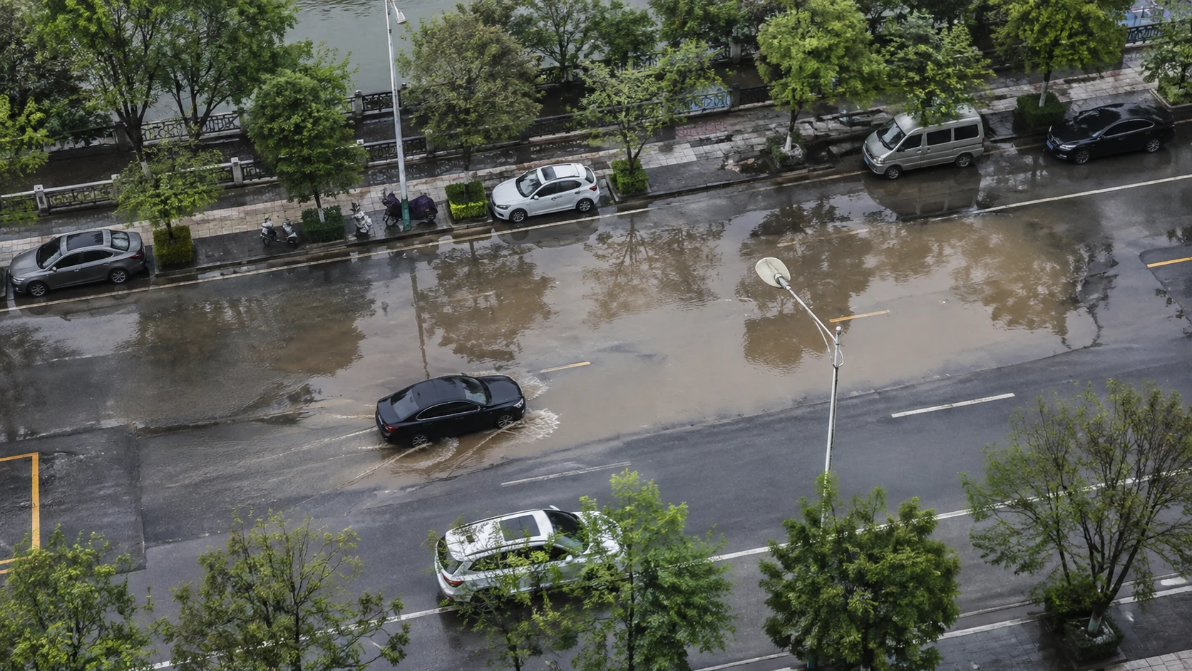 路面积水识别：独立无人机航拍场景与红色目标标注示意